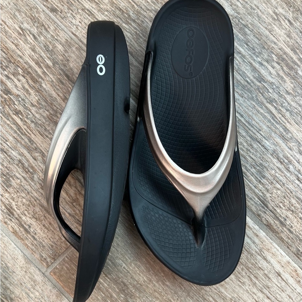 Oofos Black and latte Sandals